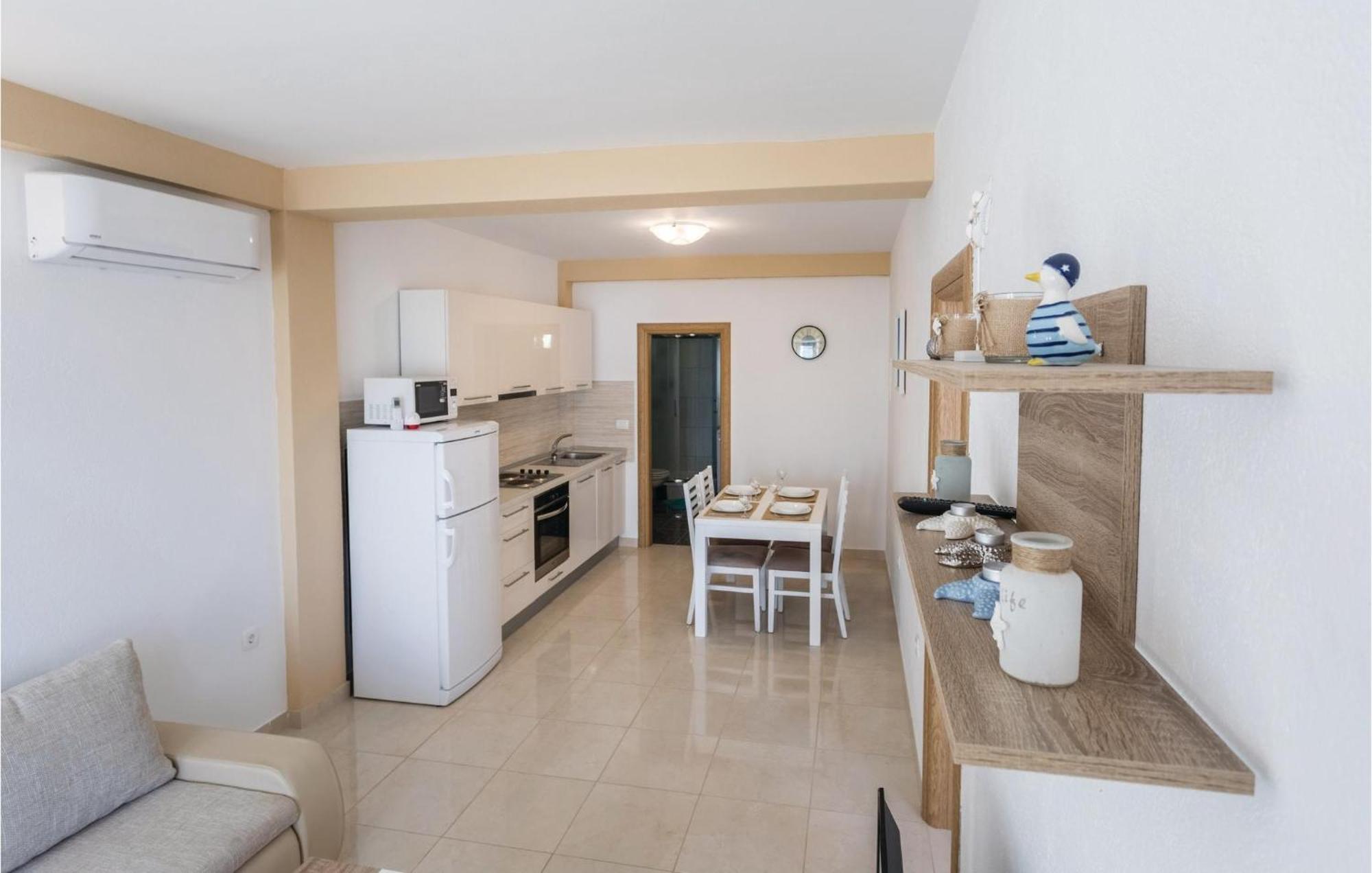 1 Bedroom Amazing Apartment In Komarna Klek Exteriör bild