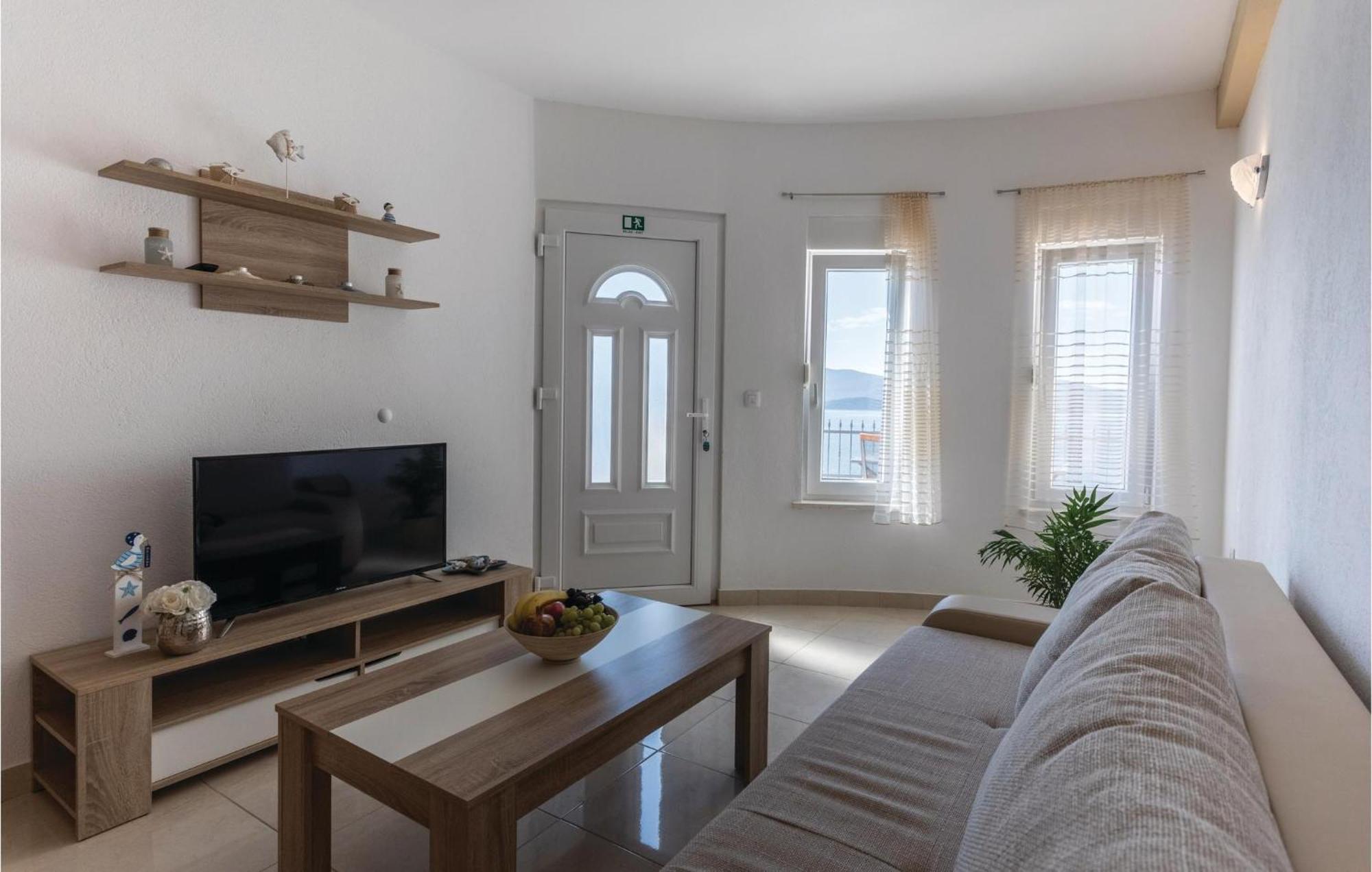 1 Bedroom Amazing Apartment In Komarna Klek Exteriör bild